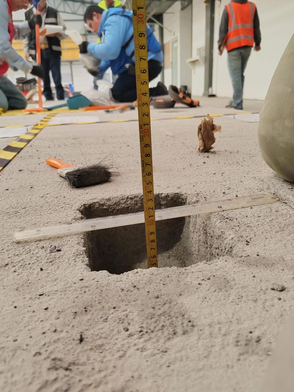 Técnico de LATECCSA mide con flexómetro la profundidad de una cala para la prueba de densidad en campo