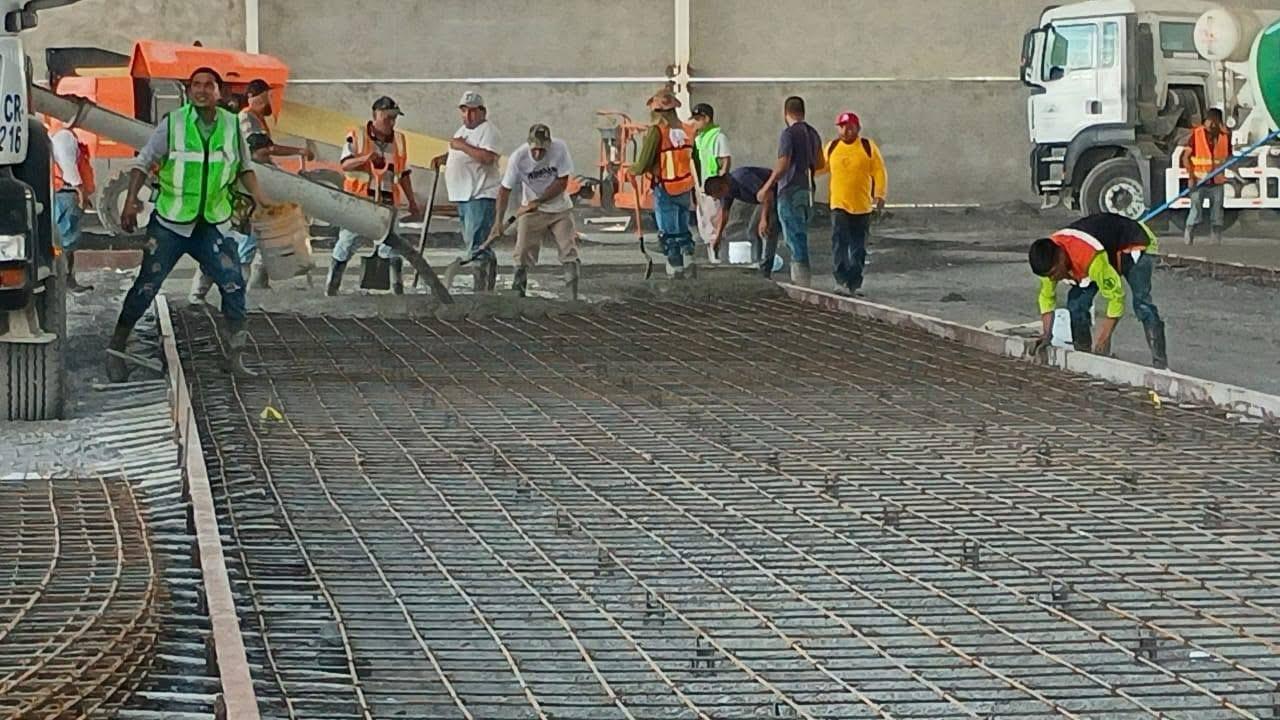 Personal de LATECCSA supervisando colado de concreto en losa